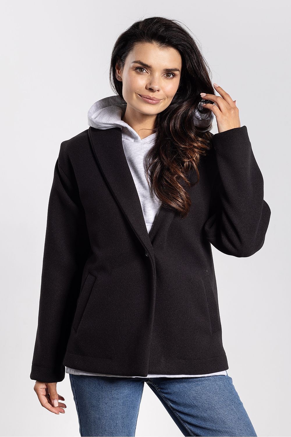 Fashionable women's corduroy jacket by awama, ideal for layering in autumn and winter with timeless elegance.