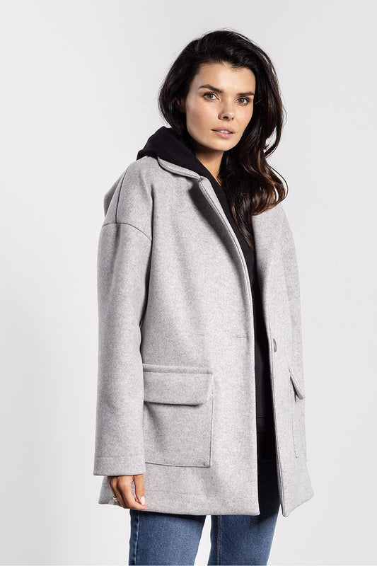 Stylish oversized women's jacket from Awama, featuring elegant flap pockets and a loose fit for ultimate comfort.