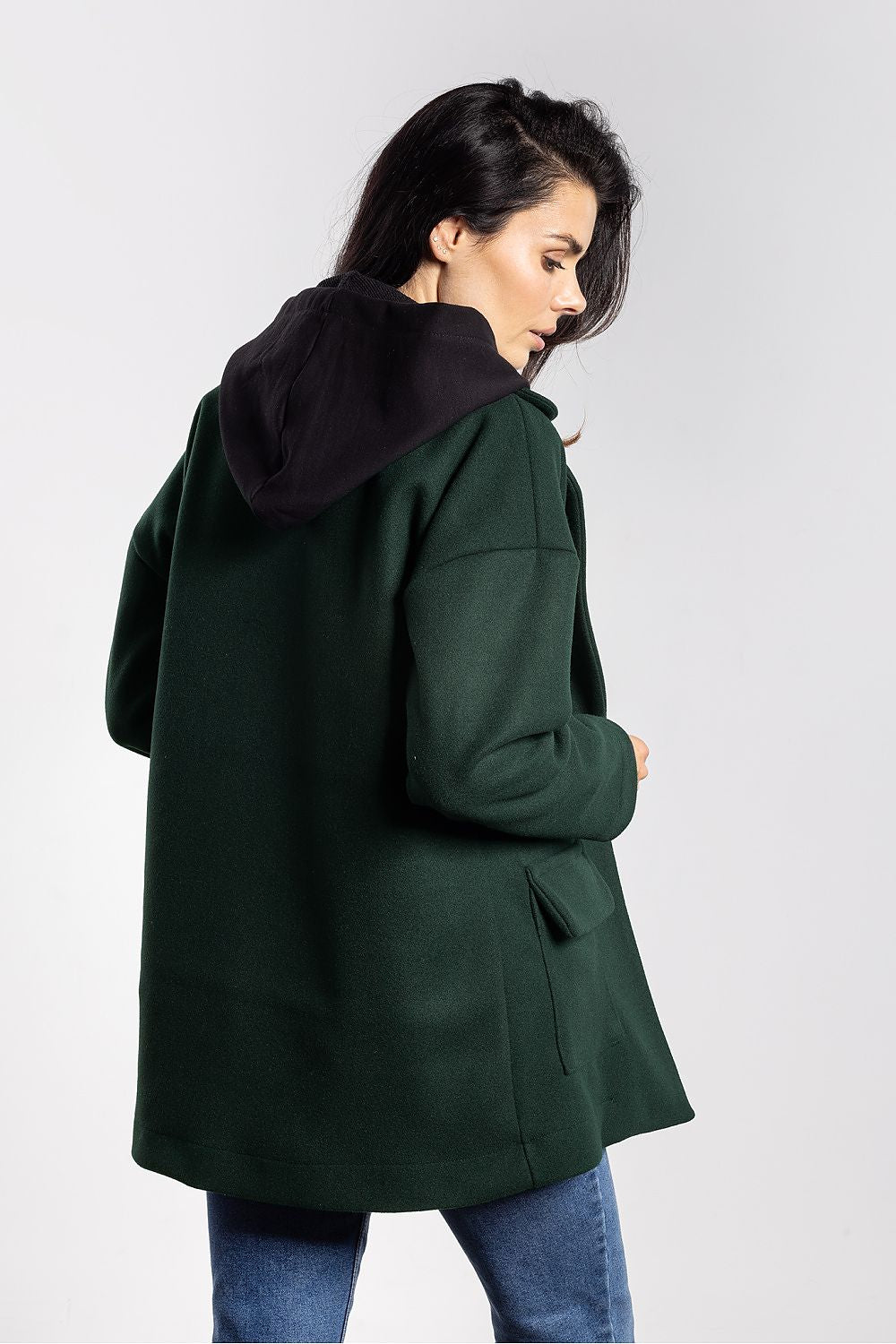 Discover the luxurious design of the awama oversized women's jacket, seamlessly blending comfort and style for modern fashionistas.