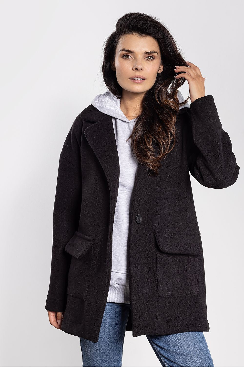 Practical flap pockets accentuate the elegance of the awama oversized women's jacket, ideal for versatile day-to-night outfits.