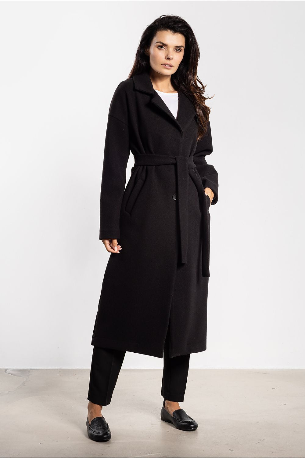 Stylish and versatile midi coat by awama, accentuated with a belt to highlight the waist, ideal for both casual and formal occasions.