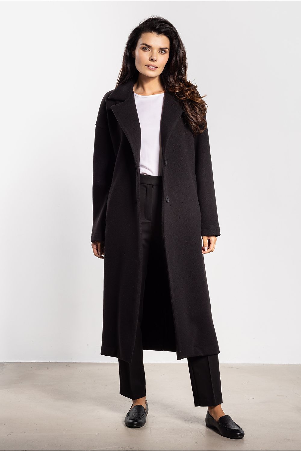 Luxurious women's coat with classic lapels by awama, crafted in premium materials for ultimate comfort and timeless elegance.