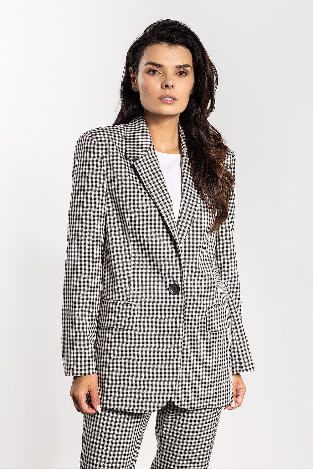 Sophisticated women's oversized checkered blazer by awama, offering a stylish fit for elegant trousers, skirts, or jeans.