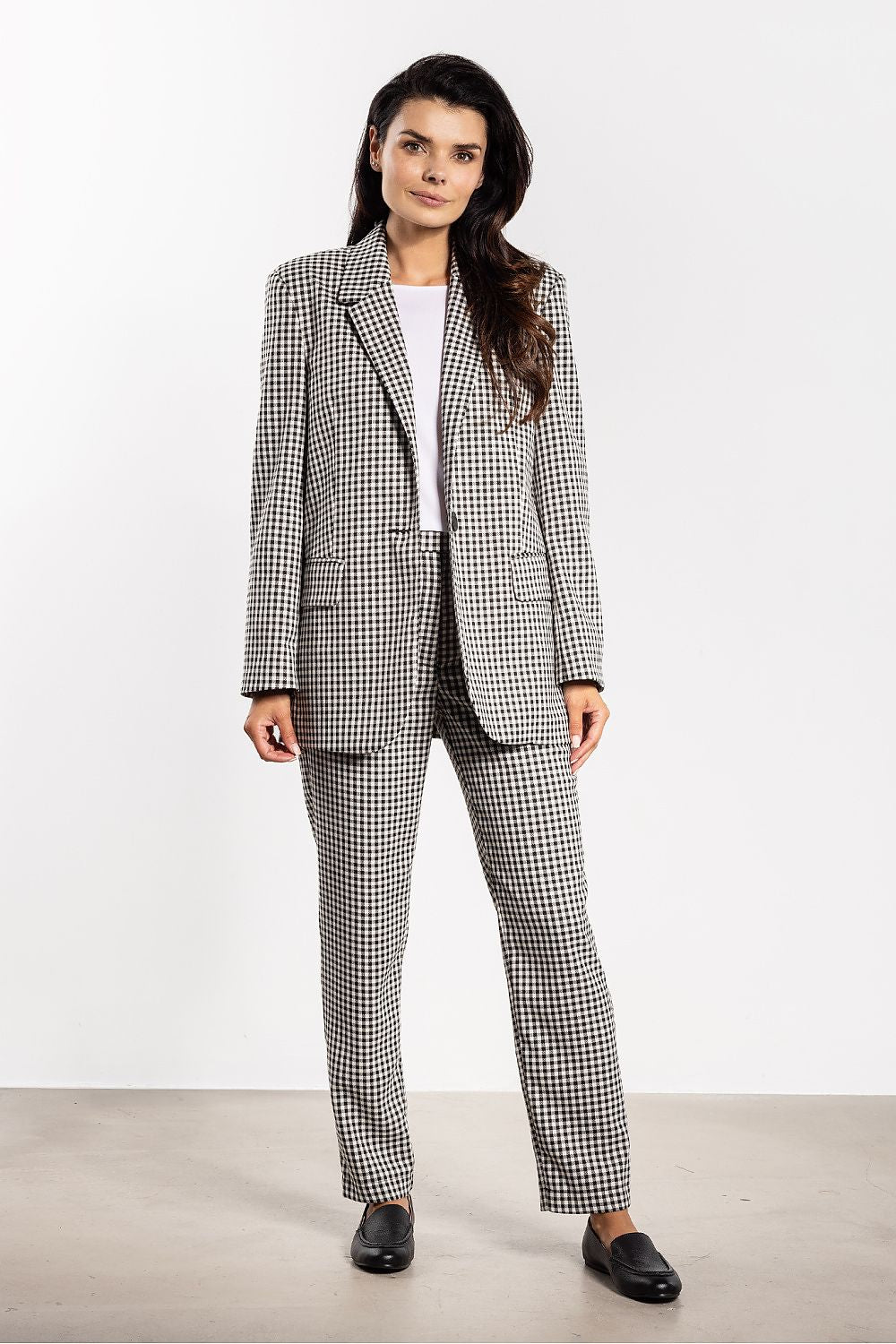 Elegant women's oversized checkered blazer by awama, featuring a stylish lapel collar and button closure, perfect for refined business and casual elegance.