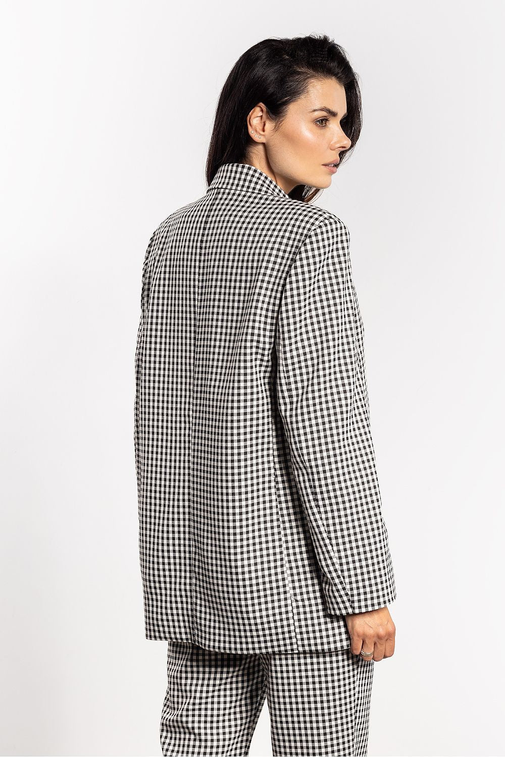 Timeless oversized checkered blazer in luxe fabric by awama, showcasing relaxed fit and practical pockets, ideal for sophisticated everyday wear and special occasions.