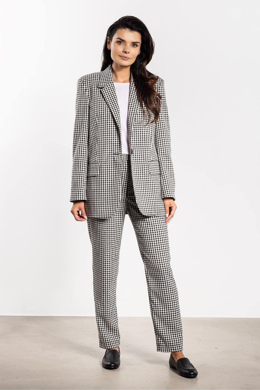 Elegant plaid cigarette trousers for women by Awama, featuring a fitted cut, side pockets, and medium waist, suitable for chic office and casual styles.