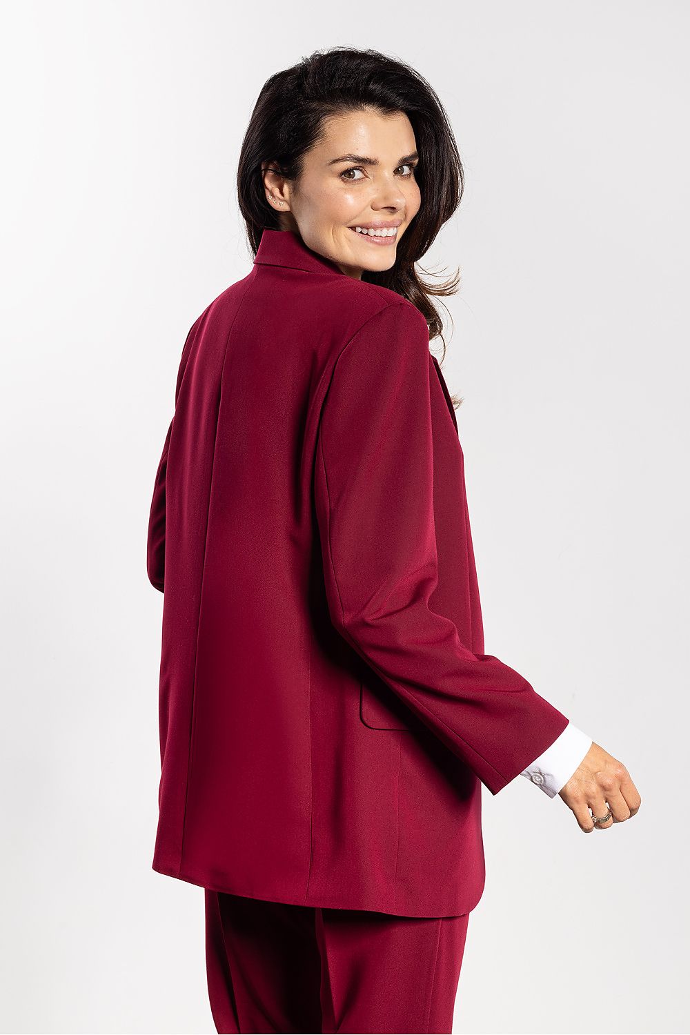 Elegant women's classic blazer with pockets, loose fit design by Awama, offering sophisticated style and comfort.