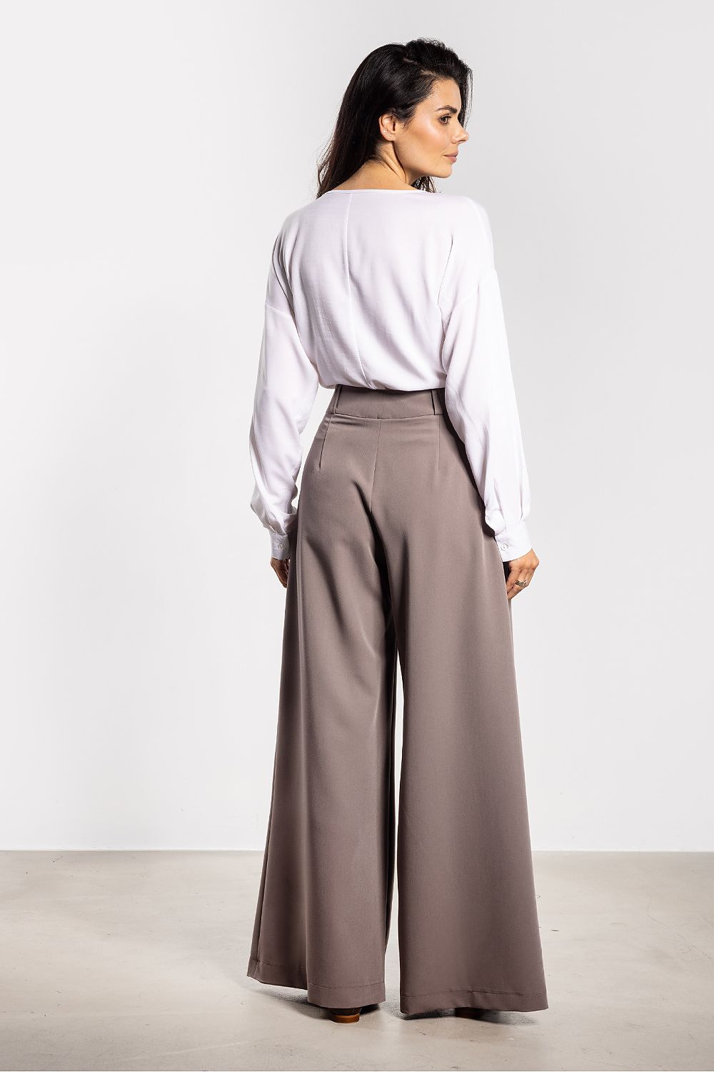 Chic women's wide-leg trousers by Awama, available in sizes S to XL, exemplifying modern elegance and versatility for a fashionable look.