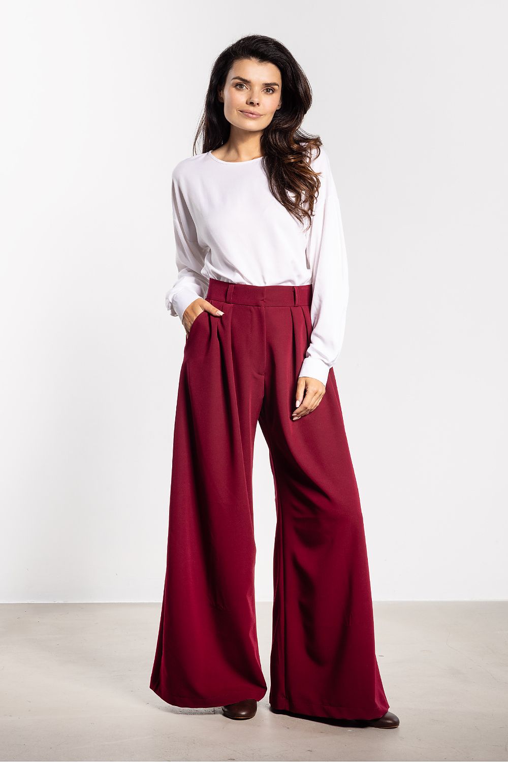Elegantly styled women’s wide-leg trousers by Awama, featuring high waist design and flared legs, perfect for sophisticated casual and formal wear.
