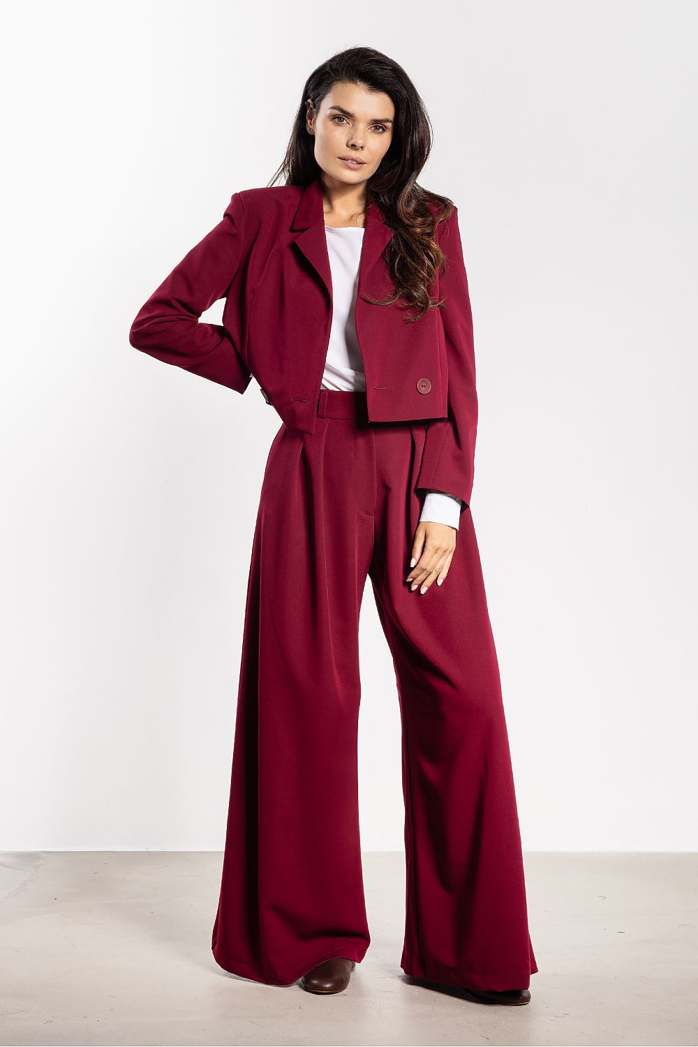 Close-up of Awama's elegant women's wide-leg trousers, showcasing luxurious fabric and functional side pockets, ideal for both office and everyday styling.