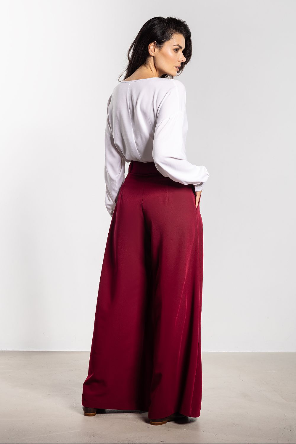 Fashion model wearing high-waisted wide-leg trousers by Awama, epitomising chic elegance with stylish flared legs and versatile design for modern women.
