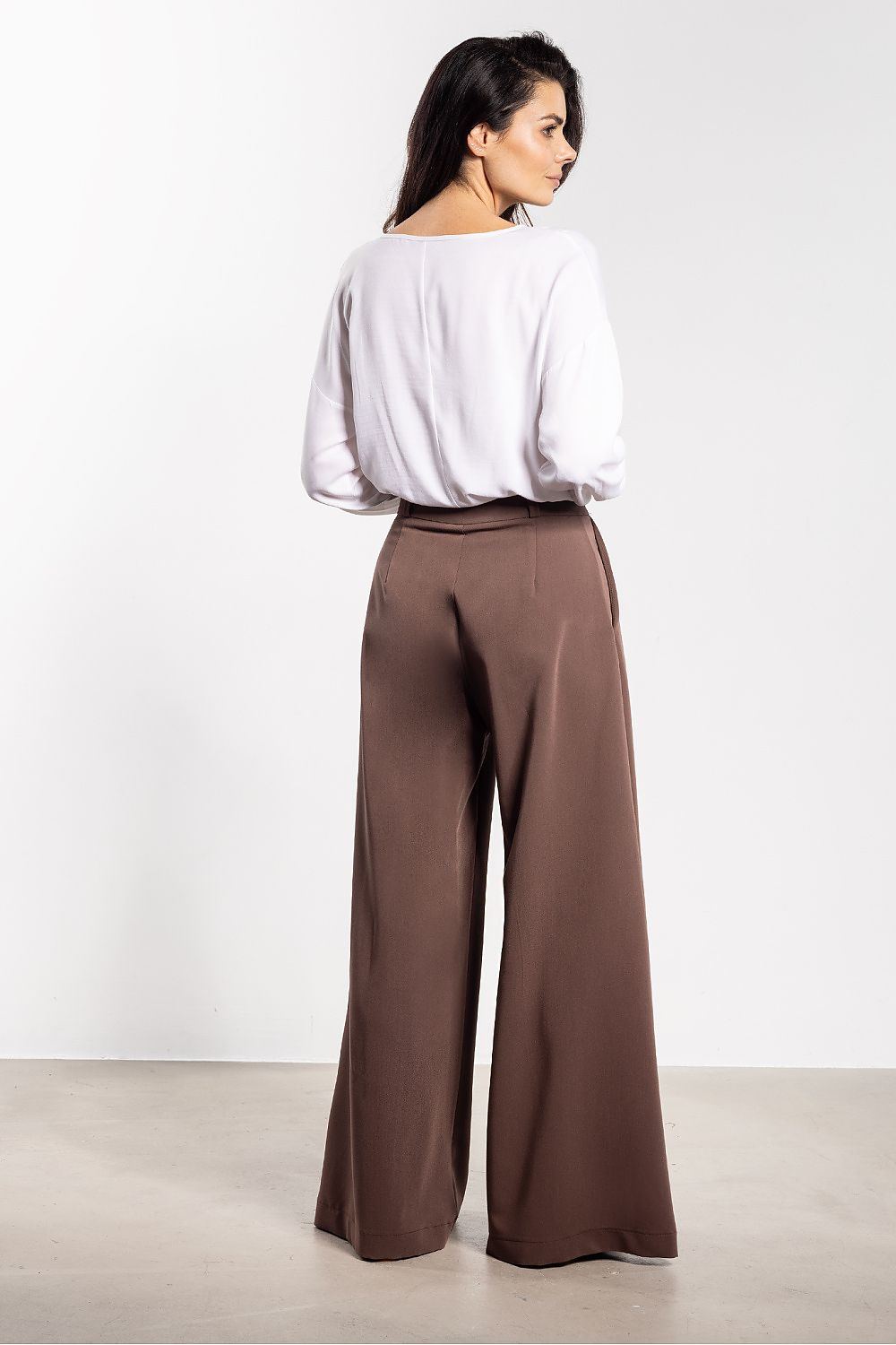 High-quality elegant women's wide-leg trousers by Awama featuring a high waist, flared legs, and practical side pockets, suitable for both casual and formal occasions.