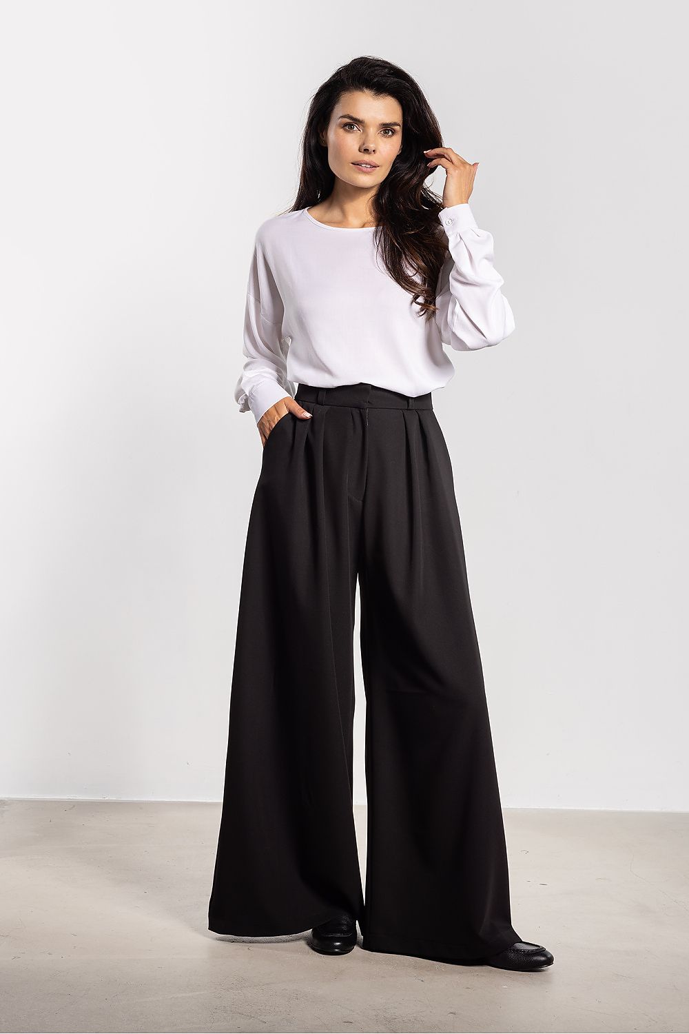 Elegant wide-leg trousers for women by Awama, showcasing a luxurious high waist design that emphasises the silhouette while providing comfortable wear.