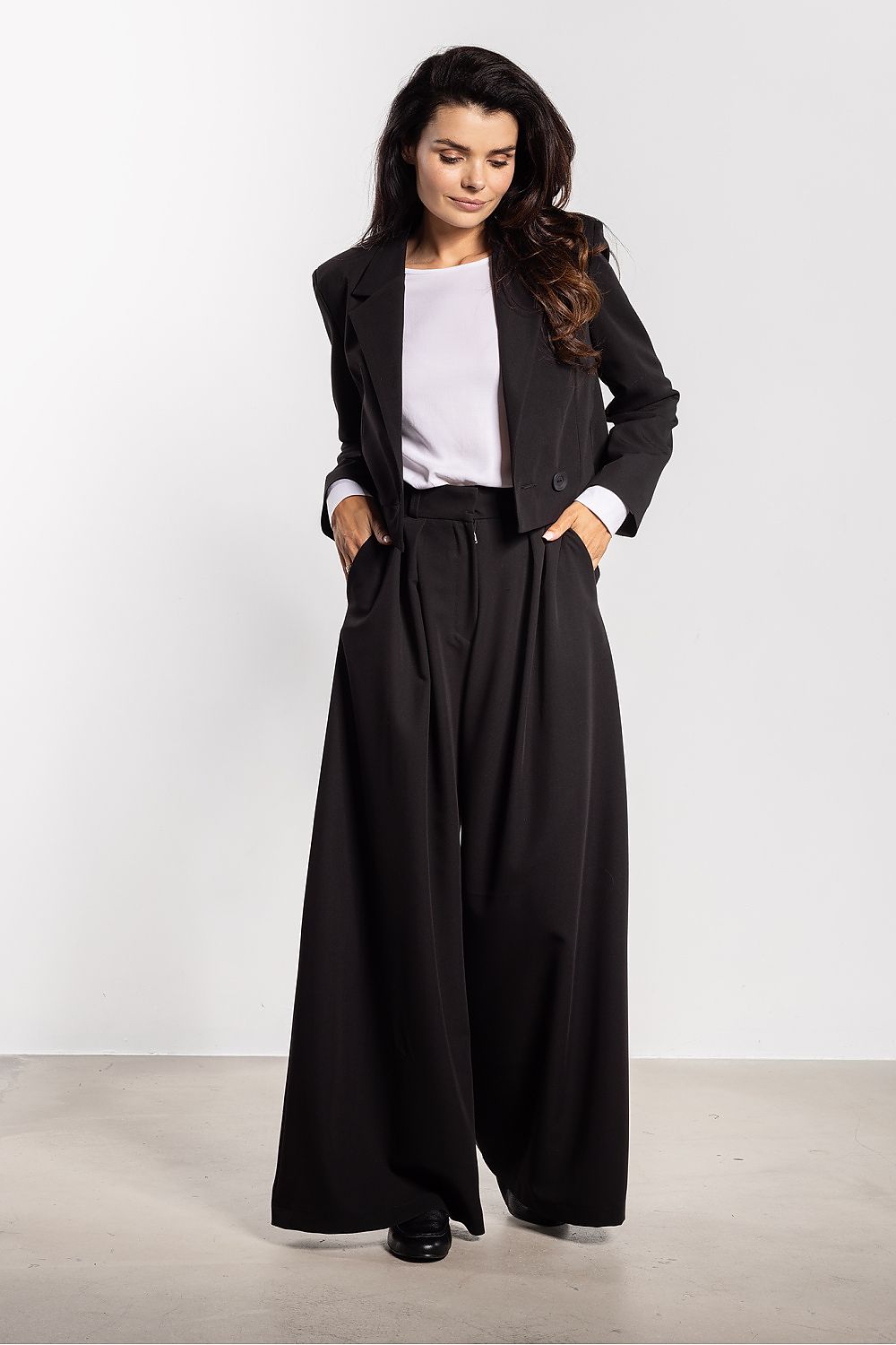 Sophisticated women's flared trousers by Awama with stylish side pockets, ideal for creating chic office looks or refined casual outfits.