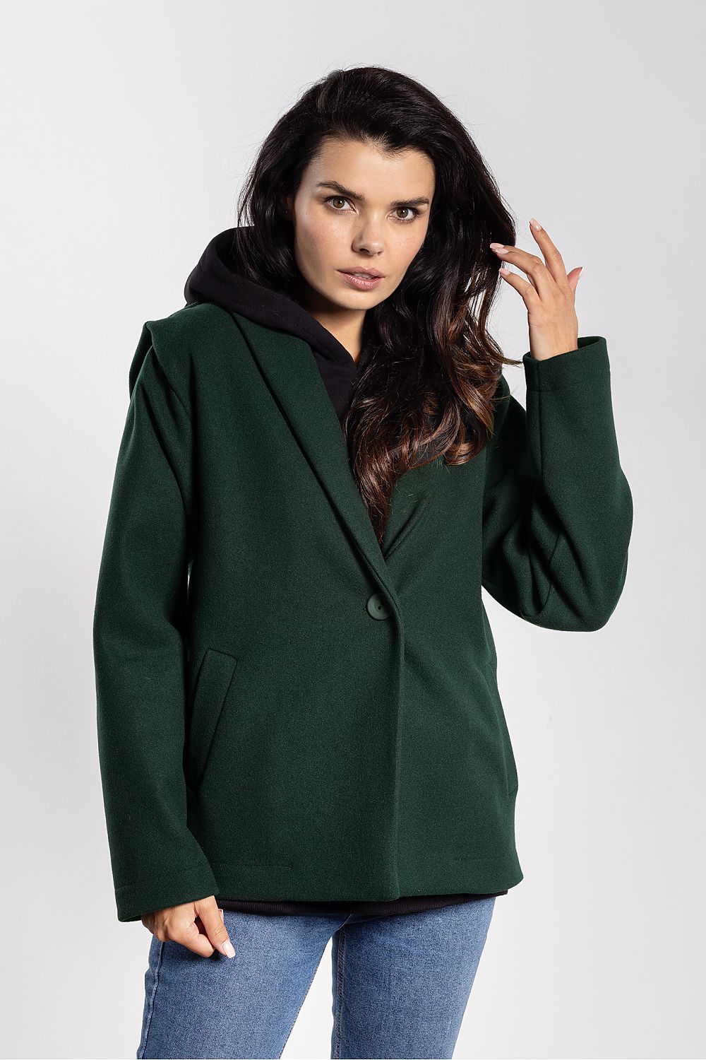 Comfort meets elegance in awama's women's corduroy jacket, designed for casual and formal occasions this season.