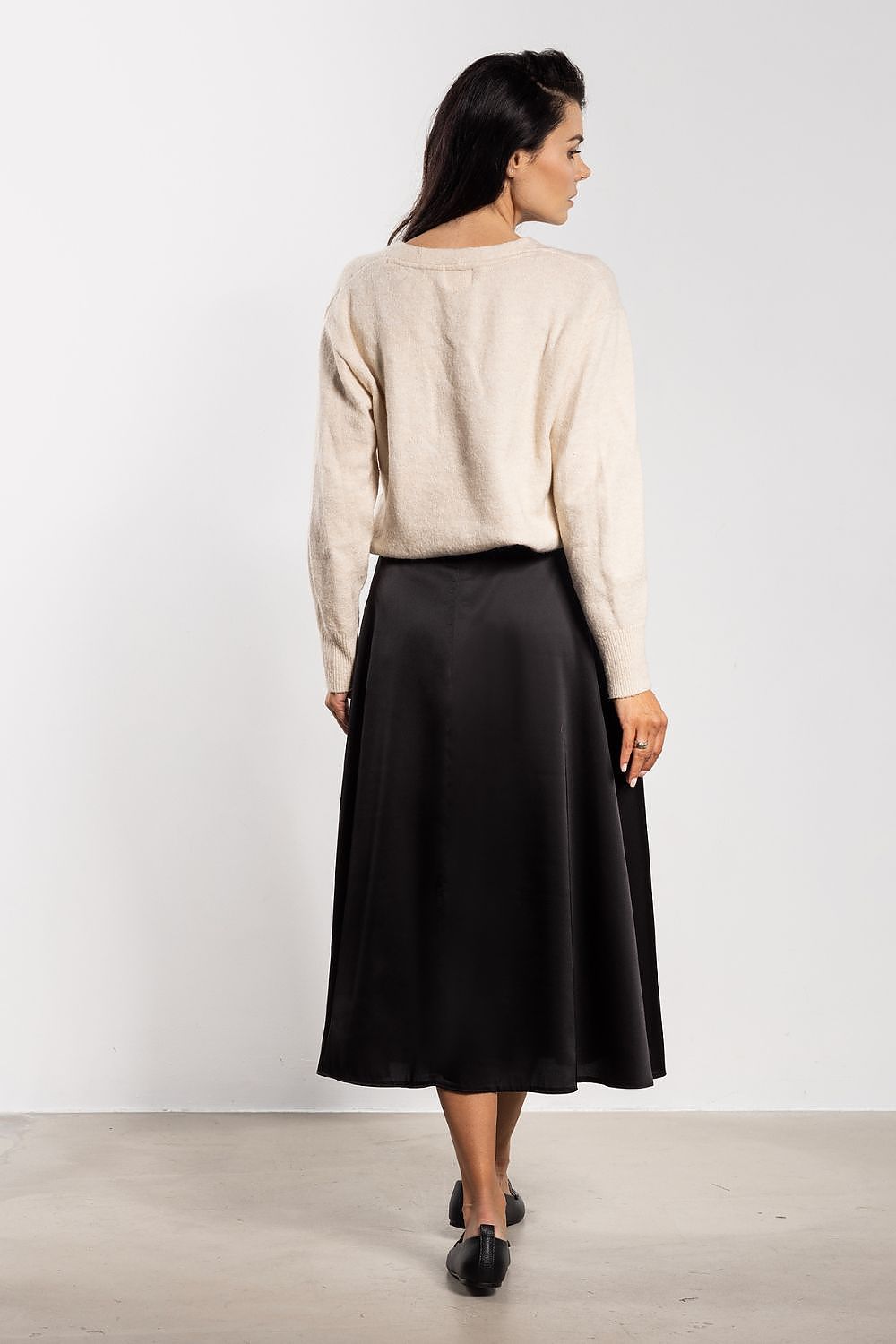 Elegant Awama satin midi skirt in flared cut, accentuating the waist and elongating the silhouette for a graceful look.