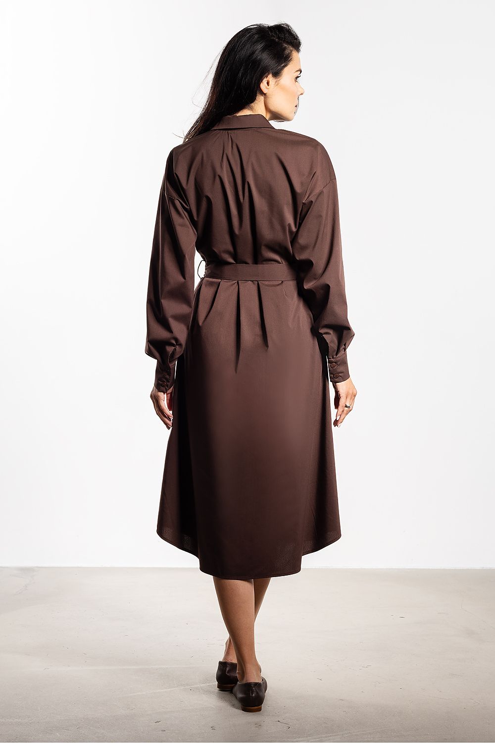 Fashionable and versatile midi dress by Awama, designed with a belted waist to enhance the feminine figure, perfect for any occasion.