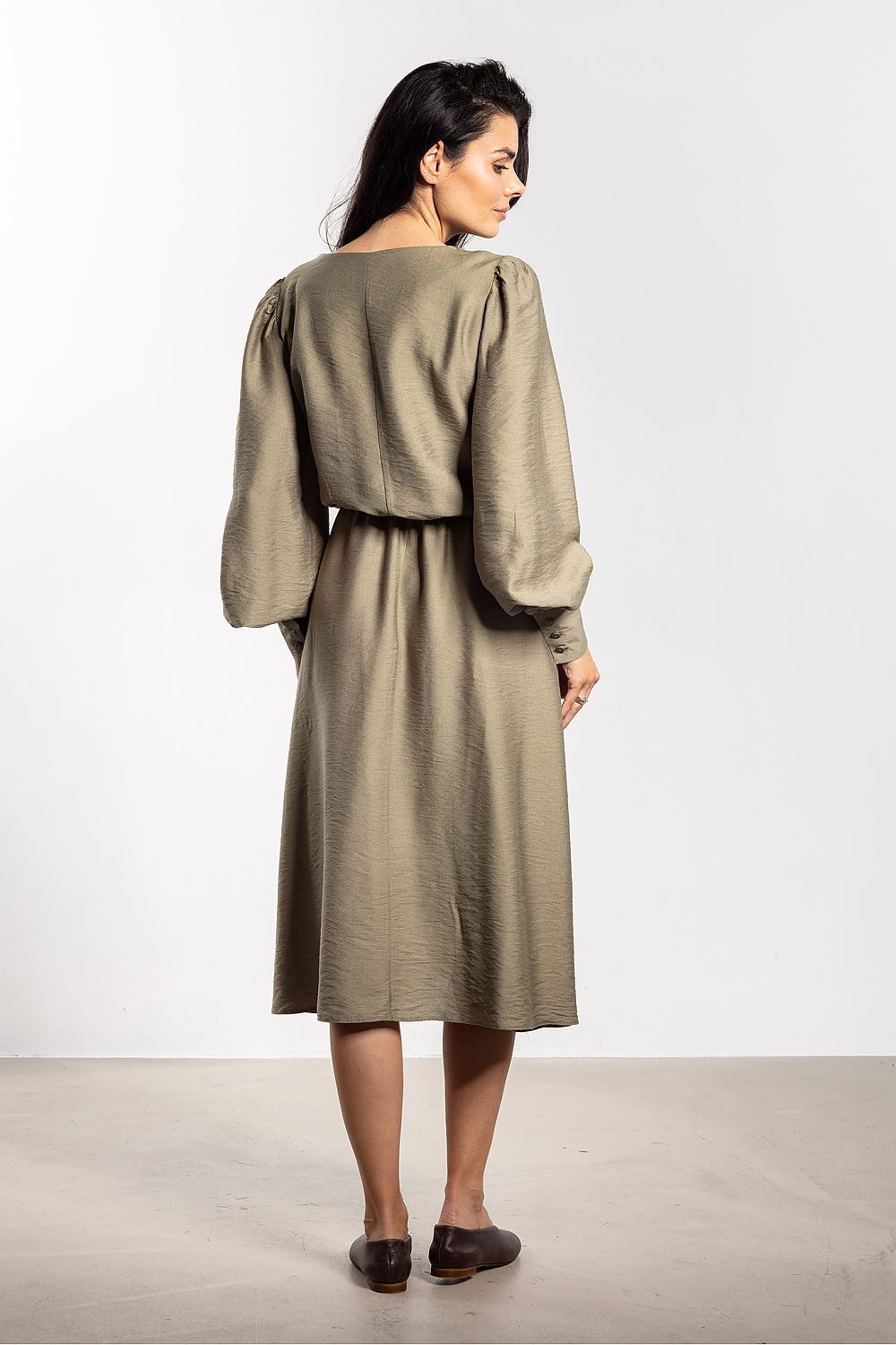 Stylish long sleeve and elegant rounded neckline of the Awama midi dress, designed with wide cuffs for a sophisticated touch.