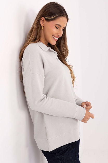 Close-up detail of the classic collar and four-button fastening on the women's polo shirt by Lakerta, epitomising timeless elegance.