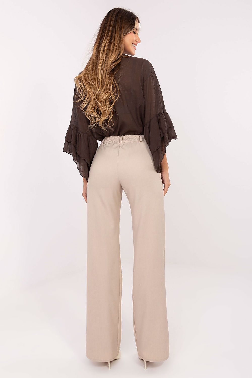 Lakerta wide-leg trousers on display, emphasising comfort and elegance, perfect for both casual and formal occasions.