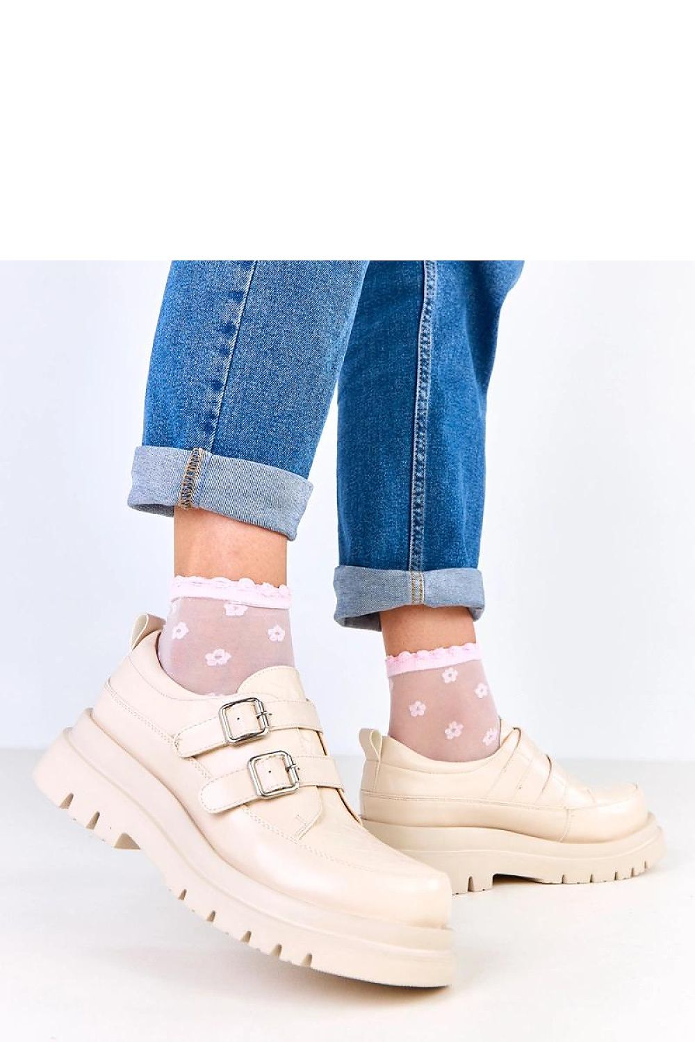 Side view of Solea slip-on platform shoes, highlighting the elegant round toe design and sturdy 5 cm platform for enhanced comfort.