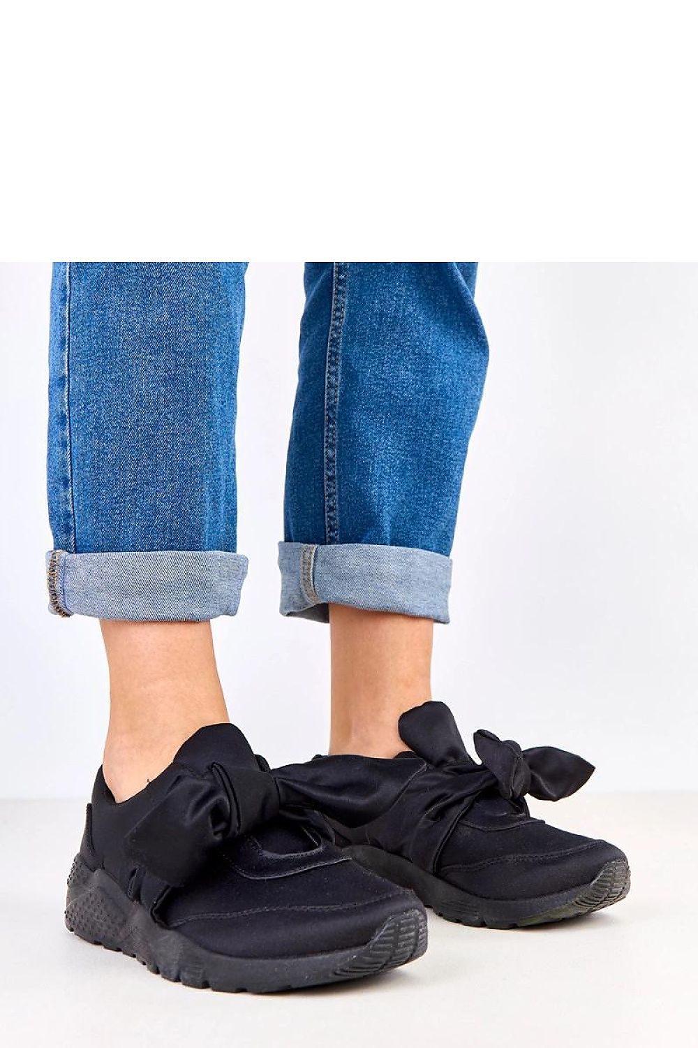 Solea stylish slip-on sports shoes featuring a decorative bow, crafted in lightweight and breathable fabric, perfect for comfort and elegance for women from EU sizes 36 to 41.