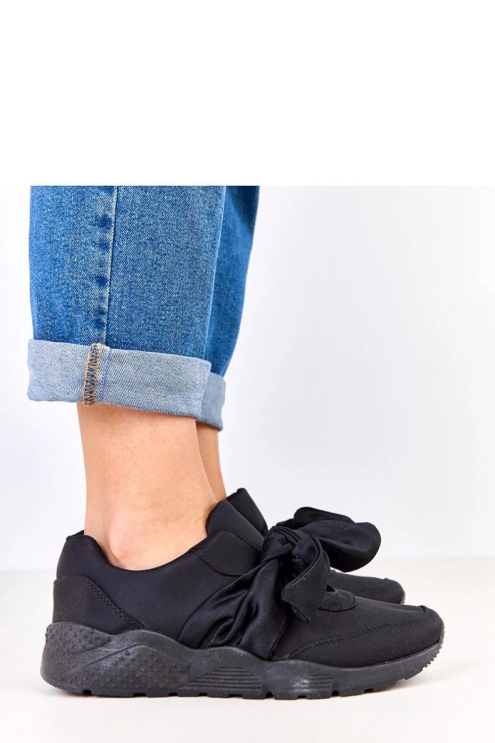 Solea stylish slip-on sports shoes featuring a decorative bow, crafted from lightweight and breathable fabric, perfect for luxury casual styling.