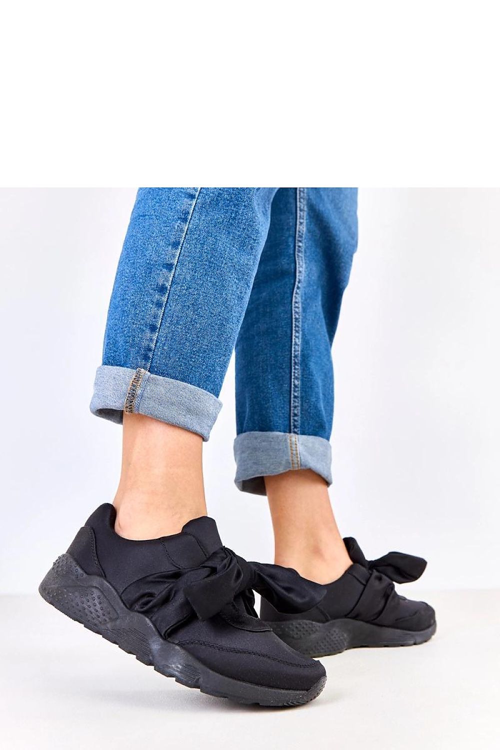 Solea elegant slip-on sports shoes with bow detail, designed for comfort and chic appearance, ideal for daily wear and casual outings.