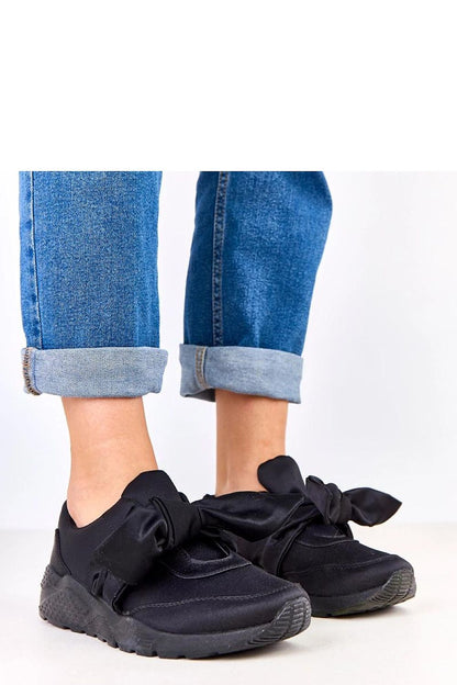 Solea breathable sports shoes with feminine bow design, combining luxury comfort and trendy aesthetics, available in sizes EU 36-41.