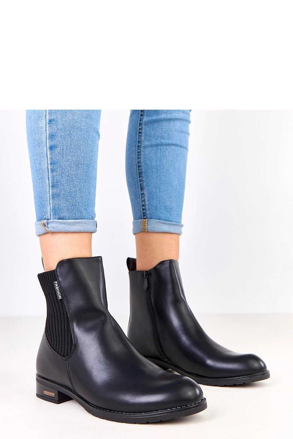 Solea elegant eco-leather boots with side zip and elastic insert, featuring a stylish round toe and 3cm heel, perfect for autumn and winter fashion.