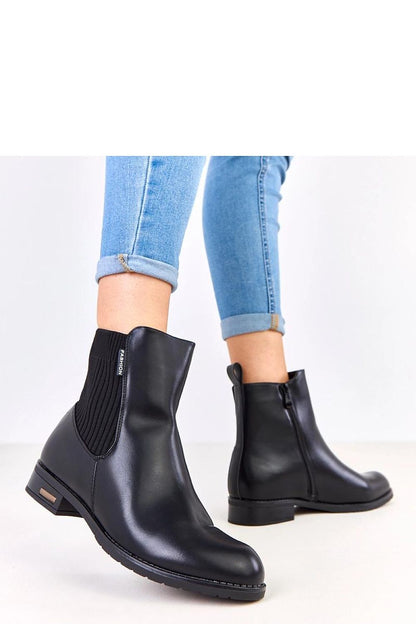 Solea elegant eco-leather boots featuring a chic side zip and elastic insert, designed for women with a stylish round toe and 3 cm heel, ideal for autumn and winter wear.