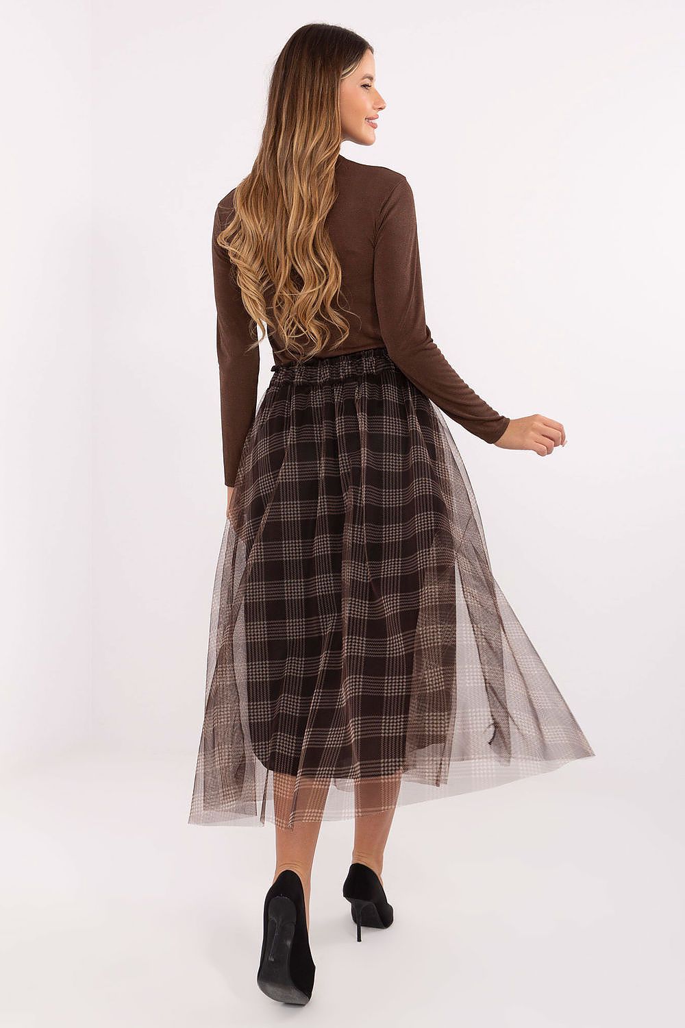 Stylish outfit featuring Italy Moda's Elegant Midi Tulle Skirt, perfect for both casual and office wear, with an emphasis on comfort and elegance.