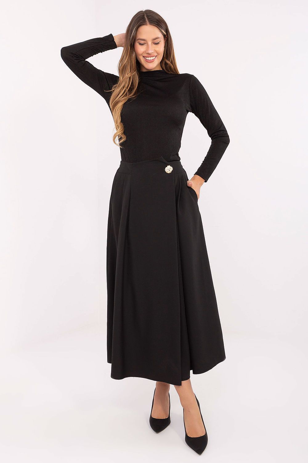 Stylish Rue Paris midi skirt with decorative button, demonstrating its elegant design ideal for office and events.