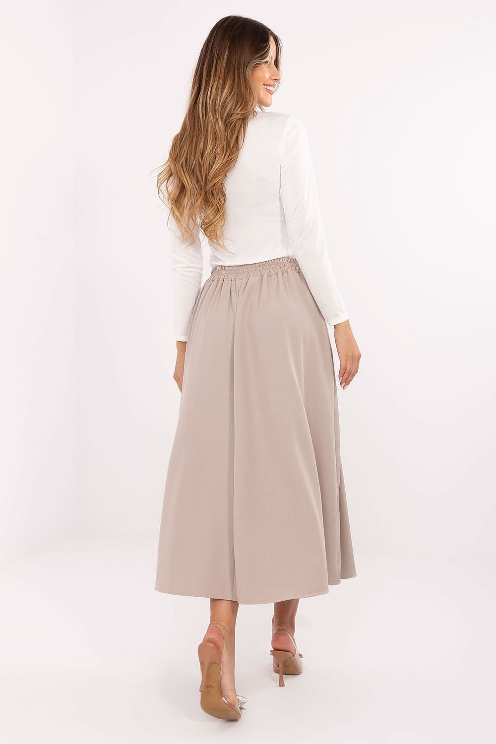 Versatile and stylish midi skirt by Rue Paris, ideal for everyday elegance and sophistication.
