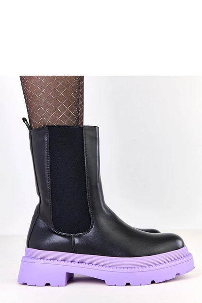 Elegant Solea ankle boots showcasing a modern silhouette with a 4cm heel, perfect for adding sophistication to any winter outfit.