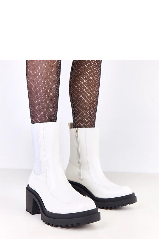 Solea stylish eco-leather ankle boots featuring a sleek 7.5cm heel and elegant round toe, perfect for cold weather fashion.