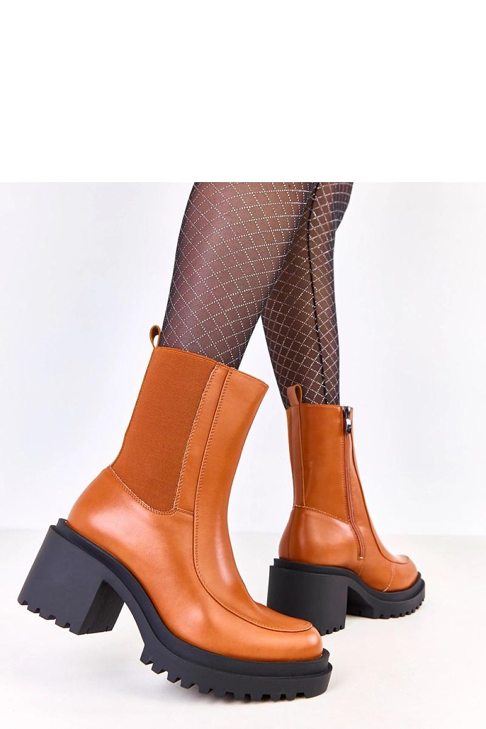 Solea ankle boots displayed against a soft background, highlighting the 18 cm high shaft that offers warmth and a flattering fit.