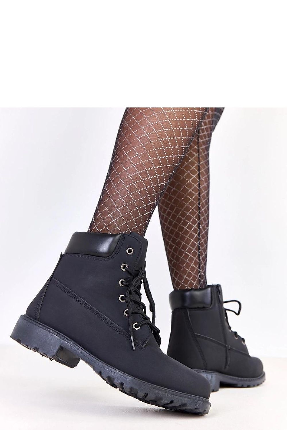 Close-up of Solea women's winter boots featuring a comfortable 3 cm heel and chic round toe design, ideal for cold weather attire.