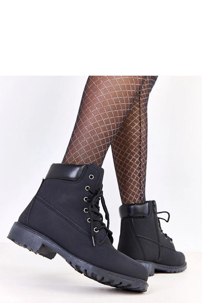 Close-up of Solea women's winter boots featuring a comfortable 3 cm heel and chic round toe design, ideal for cold weather attire.