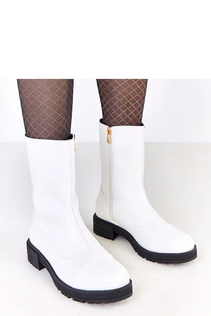 Stylish white ankle boots by Solea for women, combining luxury and functionality with 22 cm upper height and sophisticated design.