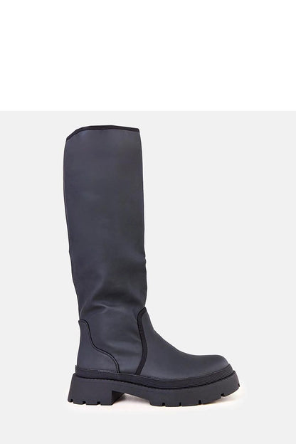 High-quality faux leather thigh-high boots from Solea, combining comfort and style for an elegant winter wardrobe.