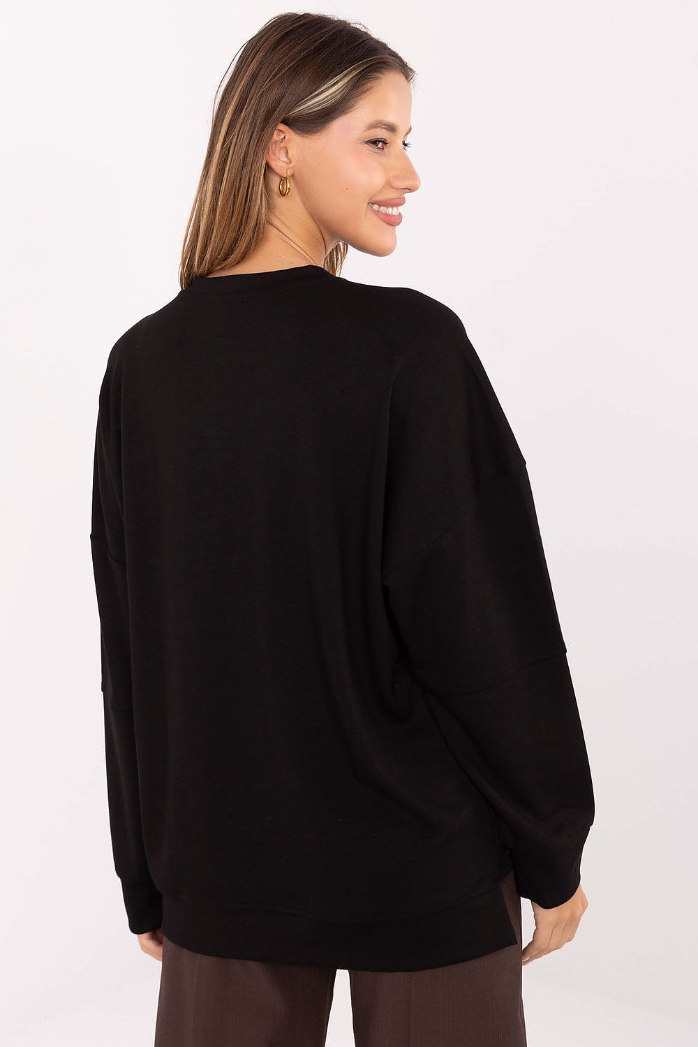 Elegant women's sweatshirt by Relevance, featuring a smooth pattern and long sleeves, ideal for chic everyday wear.