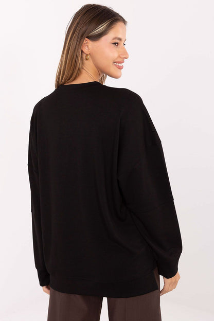 Elegant women's sweatshirt by Relevance, featuring a smooth pattern and long sleeves, ideal for chic everyday wear.
