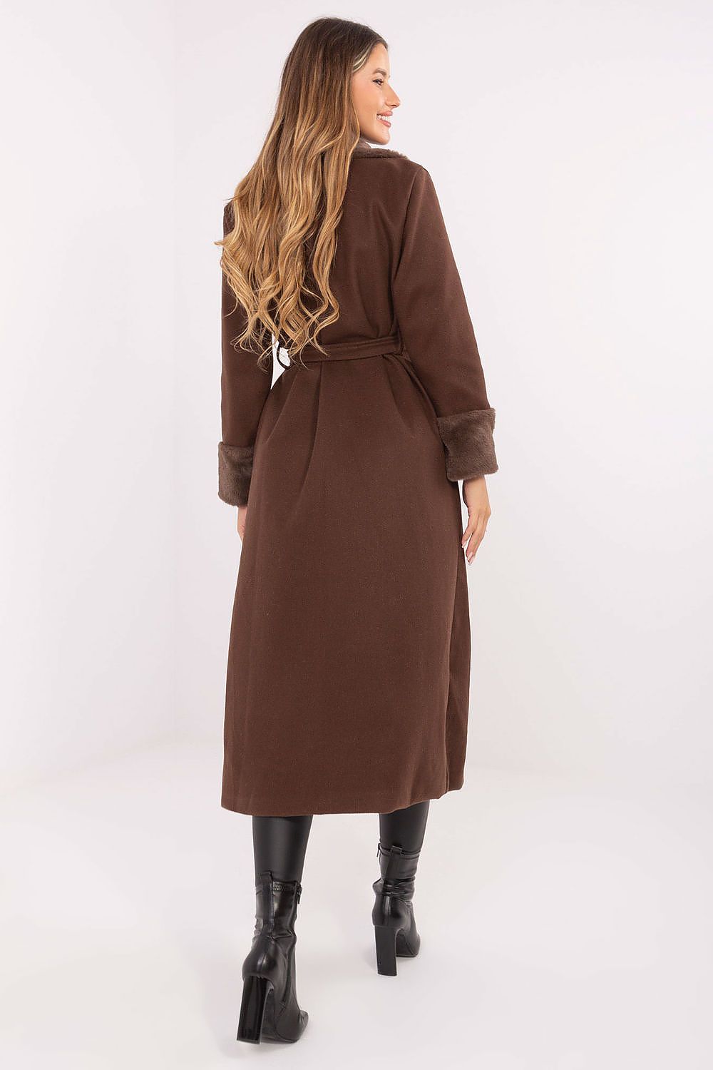 Elegant women's winter coat with soft lining by Rue Paris, embodying sophistication and comfort, perfect for both casual and formal occasions.