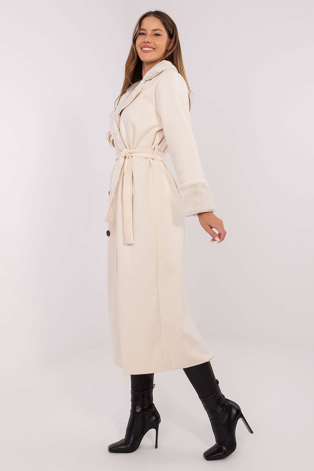 Chic winter coat for women from Rue Paris, showcasing premium details and a sophisticated silhouette, ideal for both casual and formal occasions.