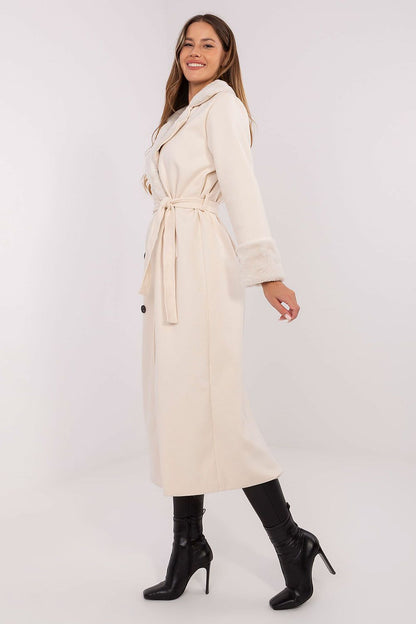 Chic winter coat for women from Rue Paris, showcasing premium details and a sophisticated silhouette, ideal for both casual and formal occasions.