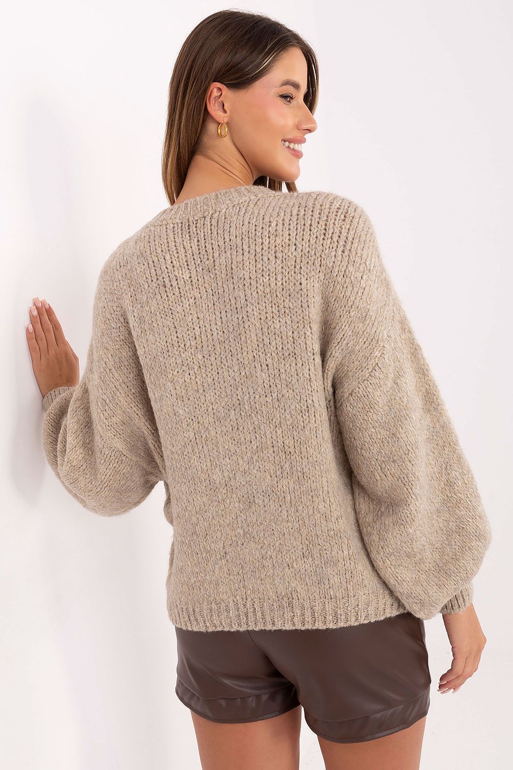 Stylish EU size 0 sweater by Italy Moda, highlighting its round neckline and cozy texture, ideal for effortless chic attire.