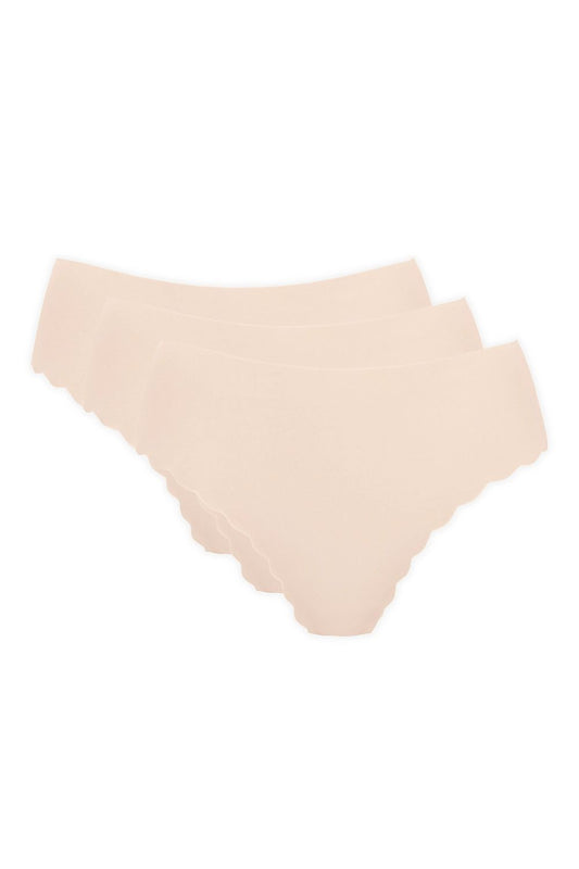 Luxurious Gorteks set of three seamless women’s panties in soft cotton, perfect for ultimate comfort and discretion under clothes.