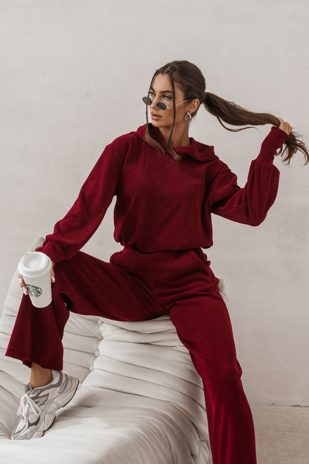 LaBalancia HOPE Bordo Set luxurious burgundy sweatshirt and stylish pants duo, showcasing elegance and comfort, perfect for casual outings and at-home relaxation.