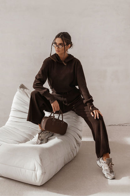 LaBalancia HOPE Set in brown, featuring a stylish sweatshirt and comfortable pants, designed for XS/S and M/L sizes, showcasing luxury fashion that combines elegance with comfort.